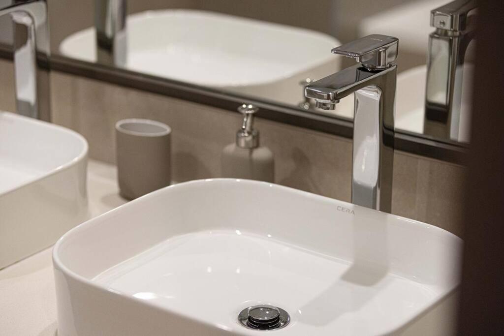 Chic 2 Bed Near Trade Centre With 5 Star Amenities Apartment Дубай Екстериор снимка